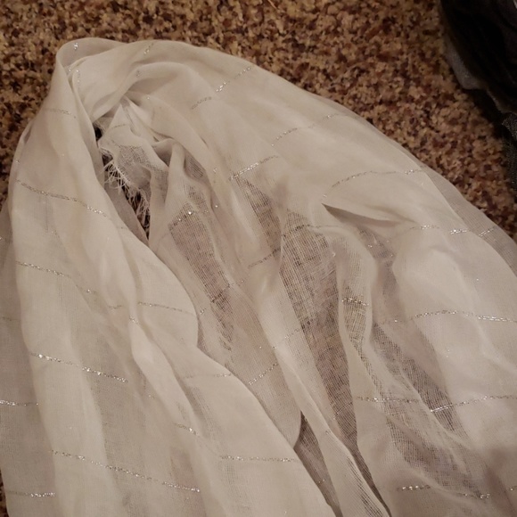 4 Like New Scarves - Picture 2 of 2